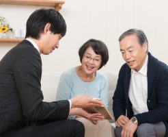 商談をする営業マン